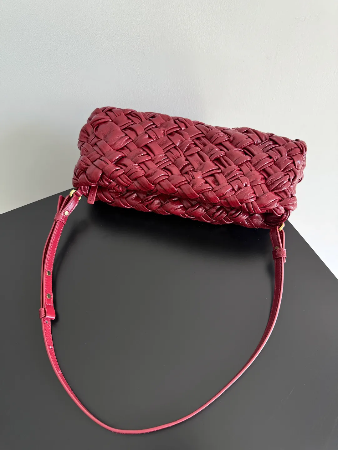 Batch 2560 BottegaVeneta's latest Kalimero cha cha fashionable chacha woven handbag, a solid product! This is really not easy to make. The oil-waxed cowhide used requires craftsmen with more than 10 years of experience to produce the effect. The hand-knitting process is very difficult and time-consuming. It is a very heavy-duty product. It has a unique texture and is worth buying. The length of the shoulder straps is also perfectly adjustable. Style number: 785780 Size: 28.5*15*6cm